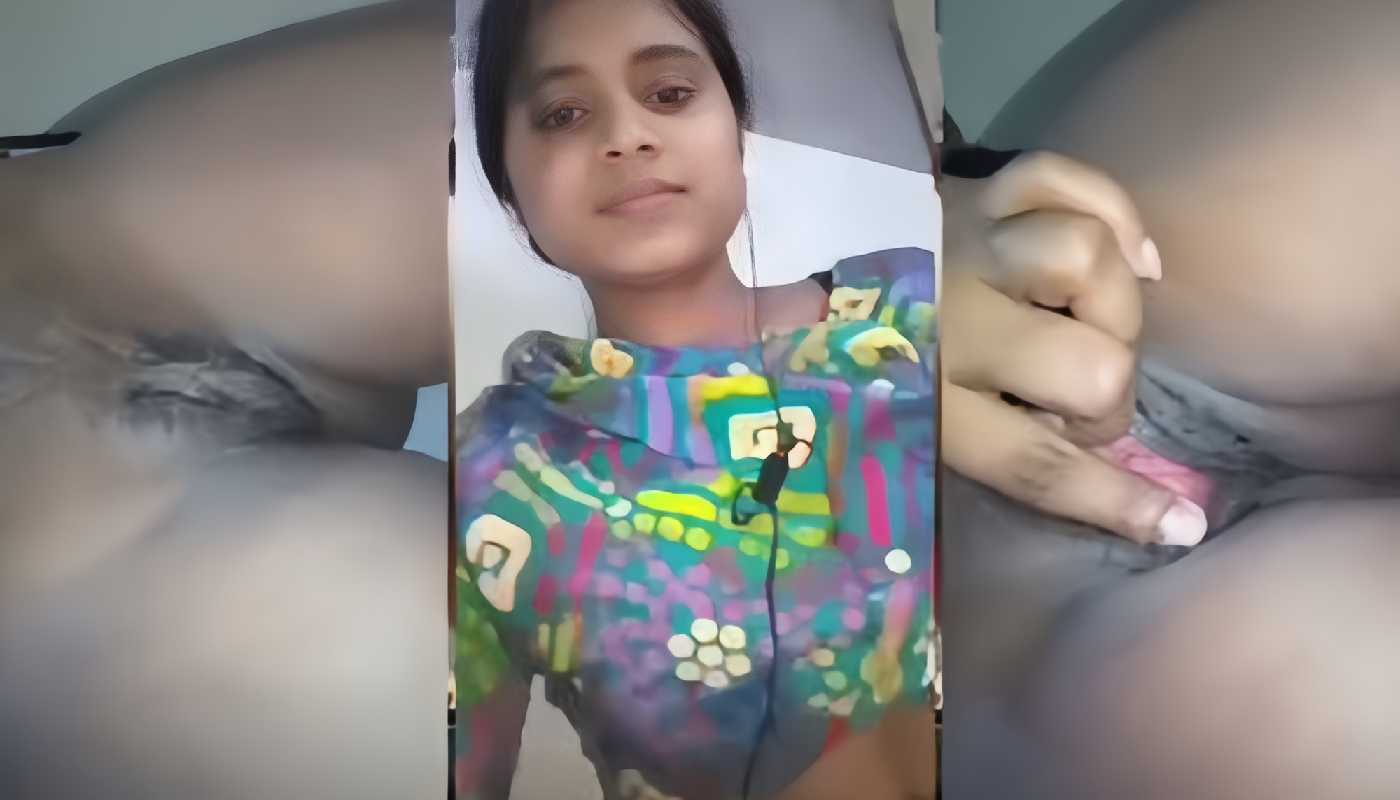 Hot Desi Girl Showing her small pussy