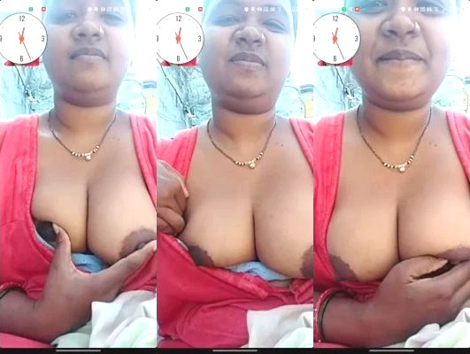 Desi Bhabhi Shows Boobs