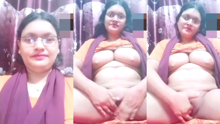 Horny Desi Bhabhi Fingering